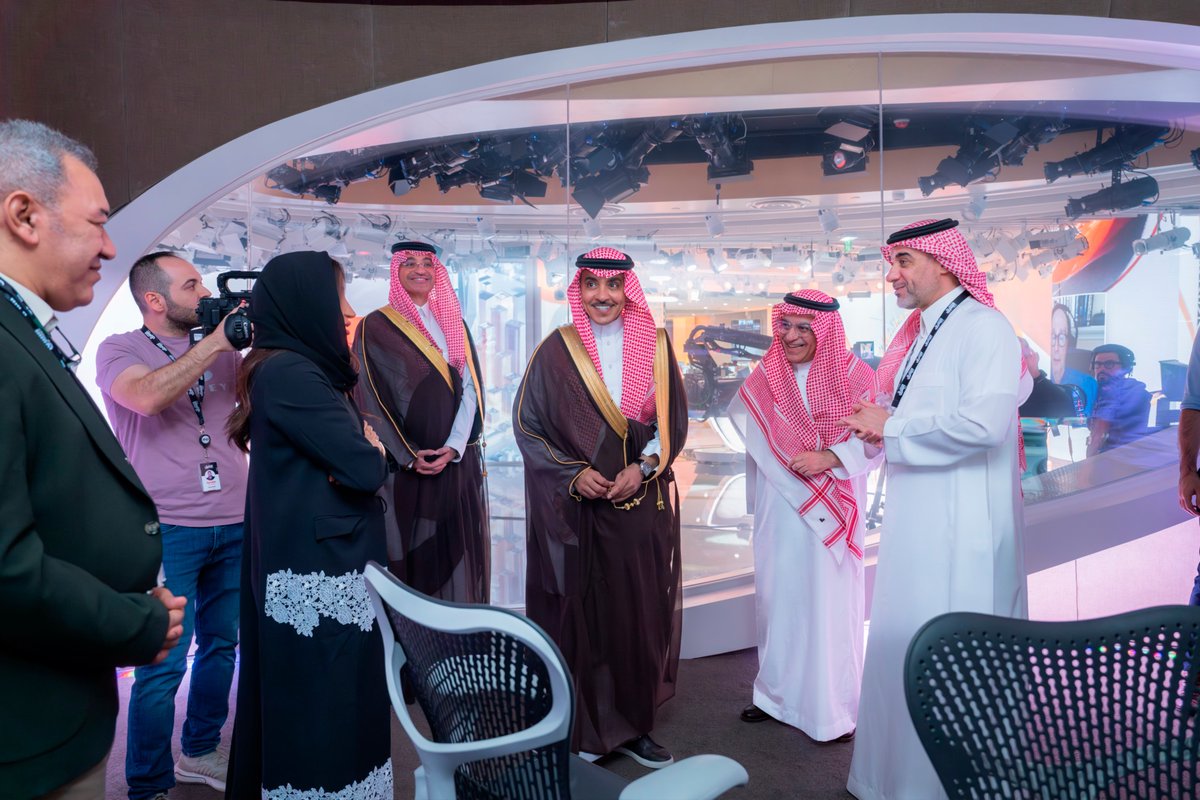 media_ksa's tweet photo. معالي وزير الإعلام يزور مقر شبكة "الشرق" الجديد في الرياض، ويطّلع على استوديوهاتها وتقنياتها المدعومة بالذكاء الاصطناعي، بما يعكس تطور بنيتها الإعلامية ويعزز مكانة العاصمة مركزًا للإعلام الدولي. https://t.co/ua7GYYMauQ