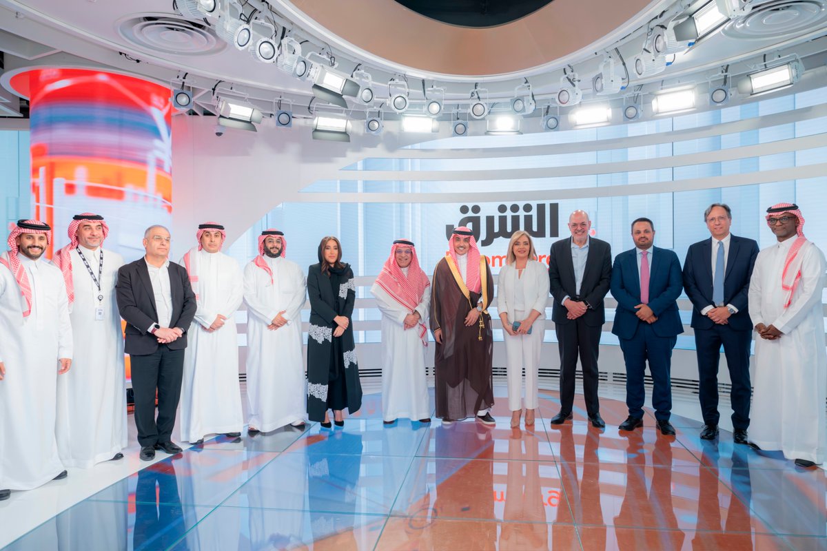 media_ksa's tweet photo. معالي وزير الإعلام يزور مقر شبكة "الشرق" الجديد في الرياض، ويطّلع على استوديوهاتها وتقنياتها المدعومة بالذكاء الاصطناعي، بما يعكس تطور بنيتها الإعلامية ويعزز مكانة العاصمة مركزًا للإعلام الدولي. https://t.co/ua7GYYMauQ