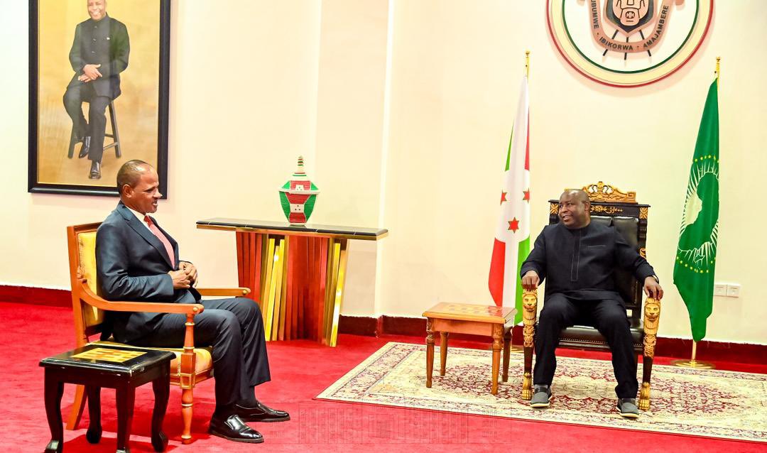 NtareHouse's tweet photo. Le Président de la République du #Burundi et Président en exercice de l'@_AfricanUnion, Son Excellence @GeneralNeva, a reçu en audience d’adieu M. Ahmed Ibrahim Ahmed, Ambassadeur du #Soudan au Burundi avec résidence à Kampala.

Les échanges ont porté sur l’état des relations bilatérales entre le Burundi et le Soudan, ainsi que sur plusieurs questions d’intérêt commun, notamment en matière de sécurité et de coopération.

L’Ambassadeur soudanais a plaidé pour la mise en place d’un mécanisme permanent d’entraide et de collaboration entre les deux États afin de renforcer leur partenariat et Apporter un soutien mutuellement avantageux à leurs peuples .

Il a également sollicité l’appui du Chef de l’État burundais, en sa qualité de Président en exercice de l’Union africaine, en faveur de la réintégration pleine et entière du Soudan au sein de l’Union africaine.

Au terme de sa mission diplomatique, M. Ahmed Ibrahim Ahmed a exprimé sa gratitude au Président Évariste Ndayishimiye pour le soutien et la coopération dont il a bénéficié. En retour, le Chef de l’État lui a adressé ses remerciements pour son engagement et lui a souhaité plein succès dans ses futures fonctions.