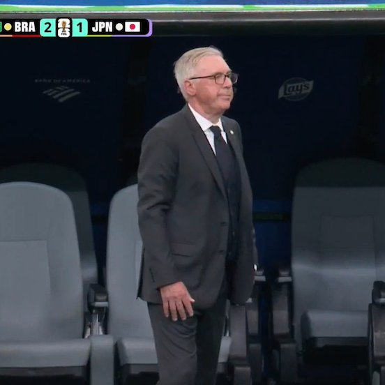 CentralDoBrega's tweet photo. A reação do Ancelotti após o gol do Martinelli.

ele não comemora, não esboça reação, não fala nada

apenas masca seu chiclete e levanta a sobrancelha https://t.co/Z9Bo2WSTm5