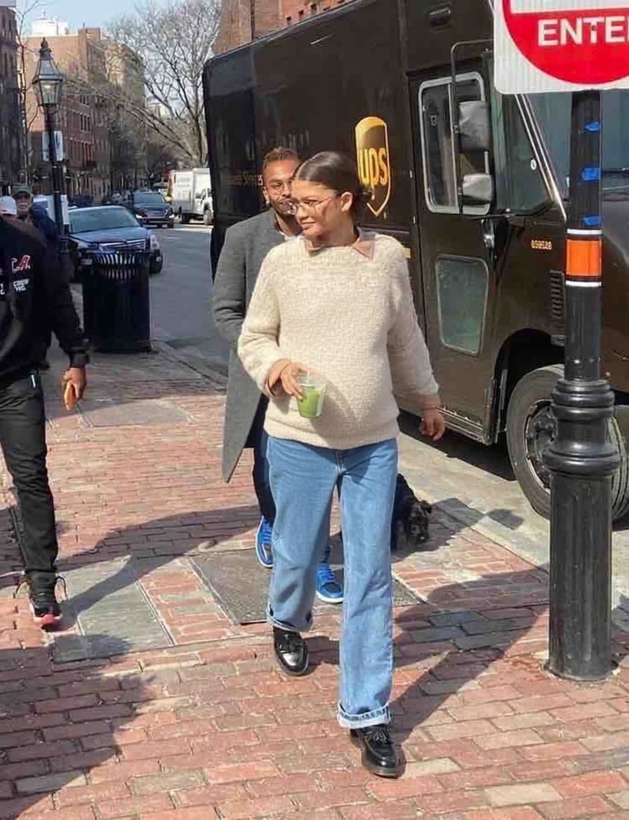 sa10nee's tweet photo. A-list actress Zendaya was recently spotted walking on the street with what looked like a baby bump, and she shortly after announced on her Instagram story that she’s pregnant with her boyfriend Tom Holland’s child, naming the child after the actor. Congratulations to both Tom and zendaya ❤️