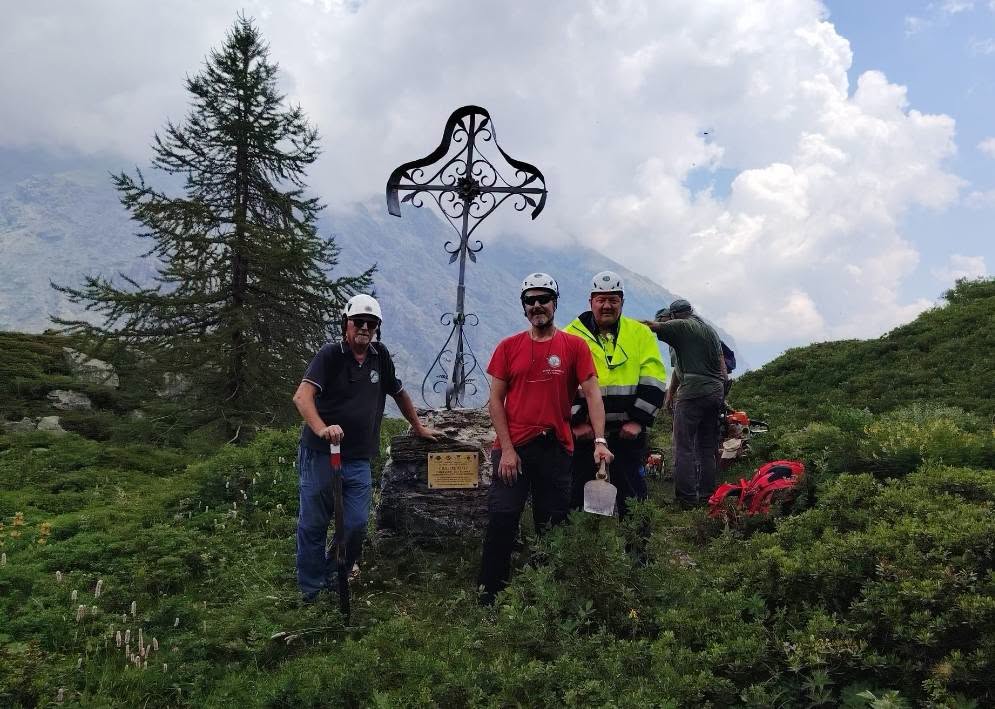 cailanzo's tweet photo. 🖌️🛠️ 🪚 #Sentieri più accessibili! Splendidi scatti dei lavori di pulizia e #manutenzione sul tratto Masinà (Piano della Mussa-TO) Croce Perlo. Un immenso grazie a tutti i fantastici #volontari che dedicano il loro tempo alla cura della nostra montagna! 🏔️❤️#ClubAlpinoItaliano https://t.co/a4t1kSy4G9