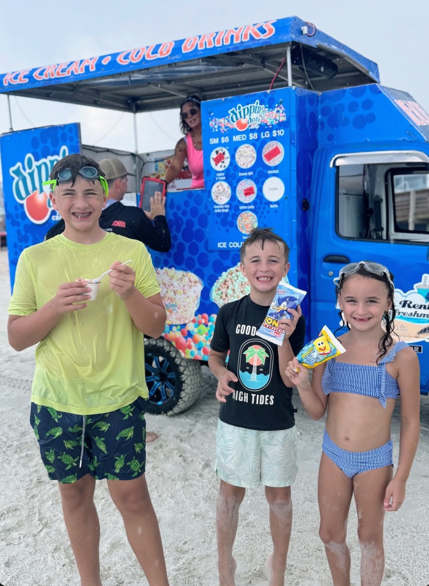 DaytonaBeachFun's tweet photo. 🍔 🌭 One of the most iconic Daytona Beach traditions? Food trucks are conveniently located right on the beach. Here, you can grab a burger, hot dog or icy treat without ever leaving your spot by the waves. 🍦 

📱 Plan your trip at https://t.co/rE5n0JrLSZ. 

#LoveDaytonaBeach https://t.co/NFD1g23DB9