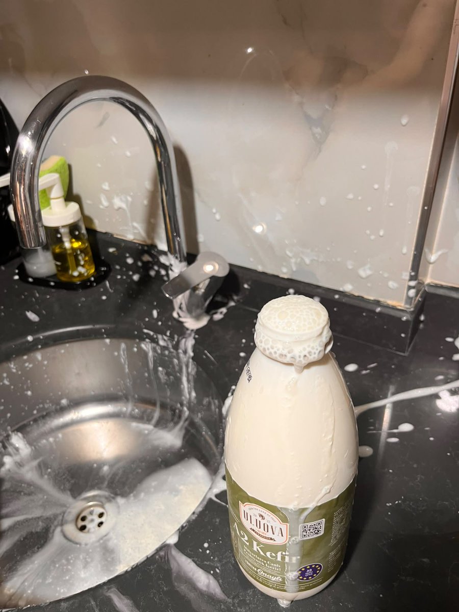 ahkubra's tweet photo. @UluovaCiftligi bugün aldığım kefir patladı, ekşimiş ve bozulmuştu. https://t.co/cwXTkuWHpQ