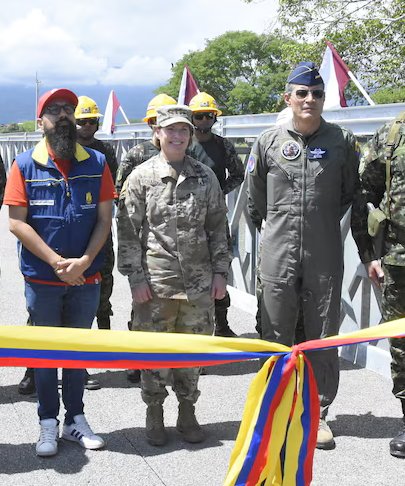 clobde's tweet photo. @CarlosCarrilloA @DHSgov 
@USEmbassyBogota
Ahí está, de cuerpo entero, ese es el ex funcionario del gobierno petro con la misión de EE. UU,  lanzando acusaciones al Presidente electo de Colombia y al @SecRubio de secuestro por detención de un ciudadano con situación migratoria irregular allí. https://t.co/5gSe0iNnM8