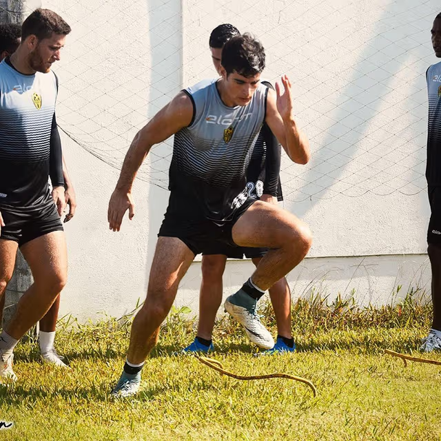 Hiago__Junior's tweet photo. CURIOSIDADE ⚽️
Talvez você não saiba ou apenas esqueceu, mas o ator Danilo Carrera foi jogador de futebol profissional. Conhecido no Brasil pelas novelas #Grachi, #ContigoSi e #ElAmorInvencible, Carrera também leva atrelado a carreira de ator, a apresentação de programas de TV. https://t.co/PIWPKfyCRj