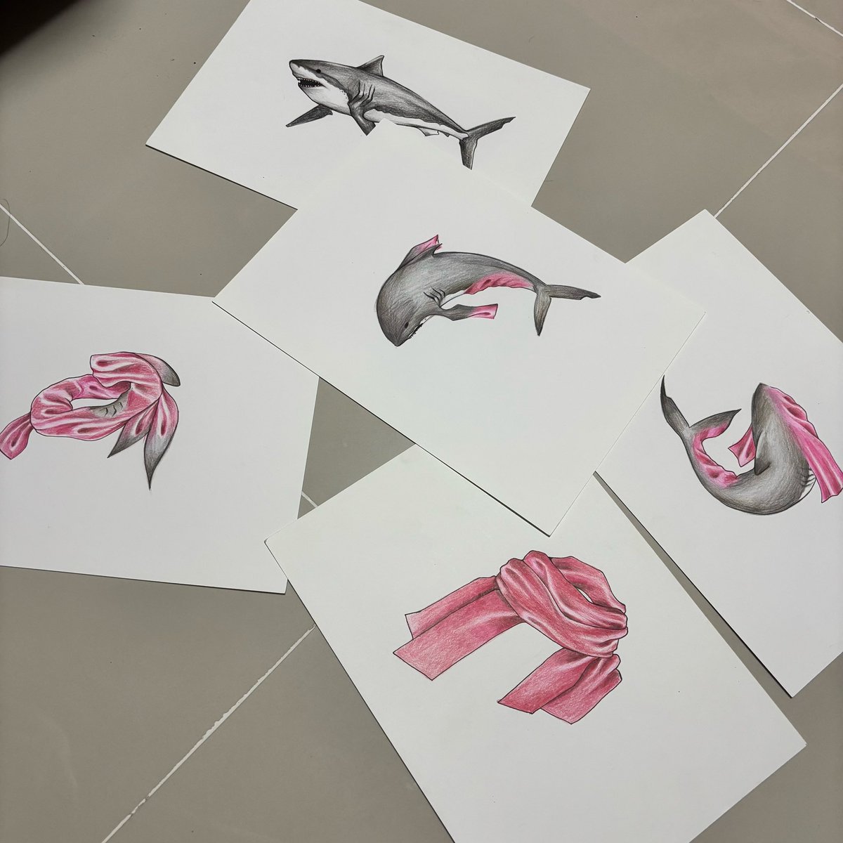 m1lkshaki3ty's tweet photo. มาอวดงานมอสมัยปีหนึ่งคับ !! > 𐋣 < ( เก็บห้องอยู่แล้วไปเจอพอดี ) ตอนนั้นได้โจทย์เป็น transform ของคู่ตรงข้าม เค้าเลือกเป็นฉลามกับผ้าพันคอ 🦈🧣 ตีความเป็นความ ‘ แข็ง - นุ่ม ’ เค้าภูมิใจกะฉลามของเค้ามาด แต่ตอนแปลงร่างแอบลน ปั่นไม่ทันเดดไลน์.. 😭 https://t.co/916pbLnXCx
