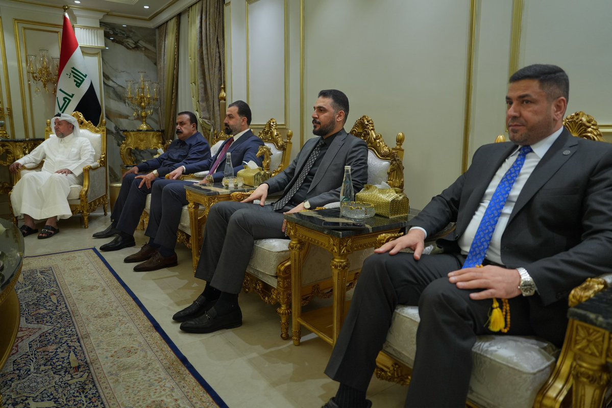 alazmparty's tweet photo. الهيئة القيادية لتحالف العزم تلتقي الشيخ خميس الخنجر وتبحث مستجدات المشهد السياسي
••••••••••

التقت الهيئة القيادية لتحالف العزم، اليوم الأثنين، الشيخ خميس الخنجر، حيث جرى خلال اللقاء بحث المستجدات السياسية على الساحة العراقية، وعدد من الملفات الوطنية ذات الاهتمام المشترك، في إطار الحرص على تعزيز الحوار والتنسيق بين القوى السياسية.

وأكد المجتمعون أهمية الحفاظ على الاستقرار السياسي ودعم مؤسسات الدولة، إلى جانب مواصلة العمل المشترك لمعالجة التحديات الراهنة، بما ينسجم مع الاستحقاقات الوطنية ويستجيب لتطلعات المواطنين في مختلف المحافظات.

كما تناول اللقاء أهمية تعزيز التفاهمات بين القوى الوطنية، ودعم المسارات التي تسهم في ترسيخ الشراكة والتوازن السياسي، بما يحافظ على استقرار البلاد ويعزز فرص التنمية والبناء خلال المرحلة المقبلة.

•••••
المكتب الإعلامي
لتحالف العزم
29 حزيران 2026