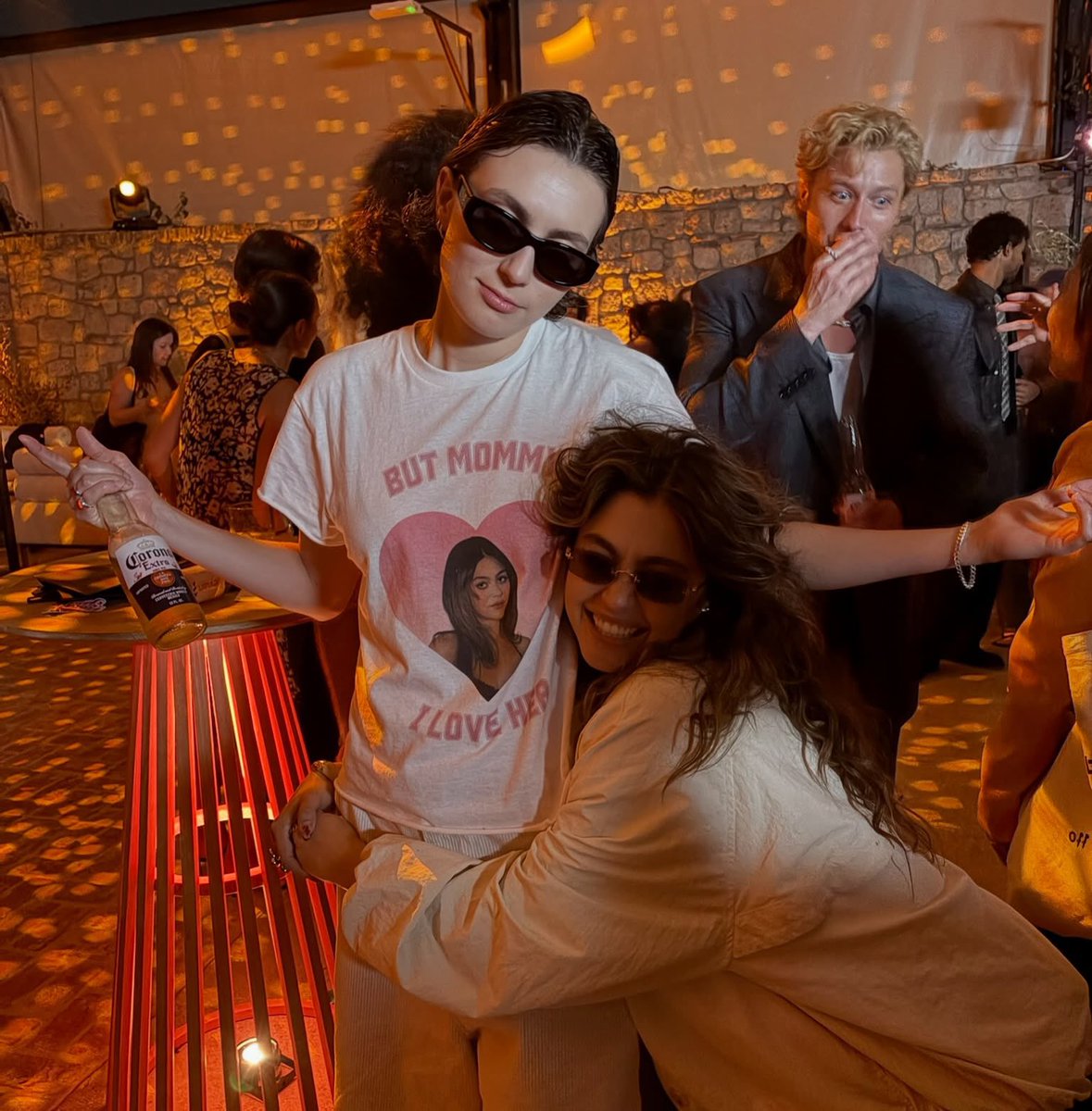 offcampus_es's tweet photo. 📲 The Beaches están obsesionades con el Obsessed Fest y comparten un nuevo photo dump con su experiencia en el evento. Mientras tantos, nosotres solo podemos admirar esas camisetas y admitir que también estamos obsesionades. ¡LAS QUEREMOS TODAS! https://t.co/yhJb01ipW8