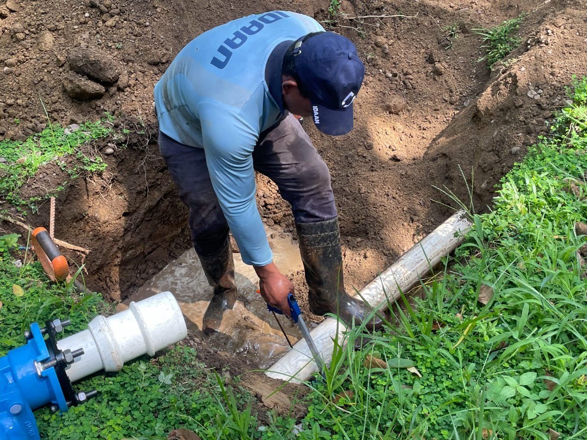 IDAANinforma's tweet photo. 📍 Herrera

¡Estamos trabajando en El Limón de Santa María! 

👷‍♂️💧Nuestro equipo técnico realiza labores en el sistema de agua potable de esta comunidad. 

👨🏻‍🔧💧Con estas acciones buscamos mantener la continuidad del servicio y responder al agotamiento de los pozos profundos que abastecen este sector.