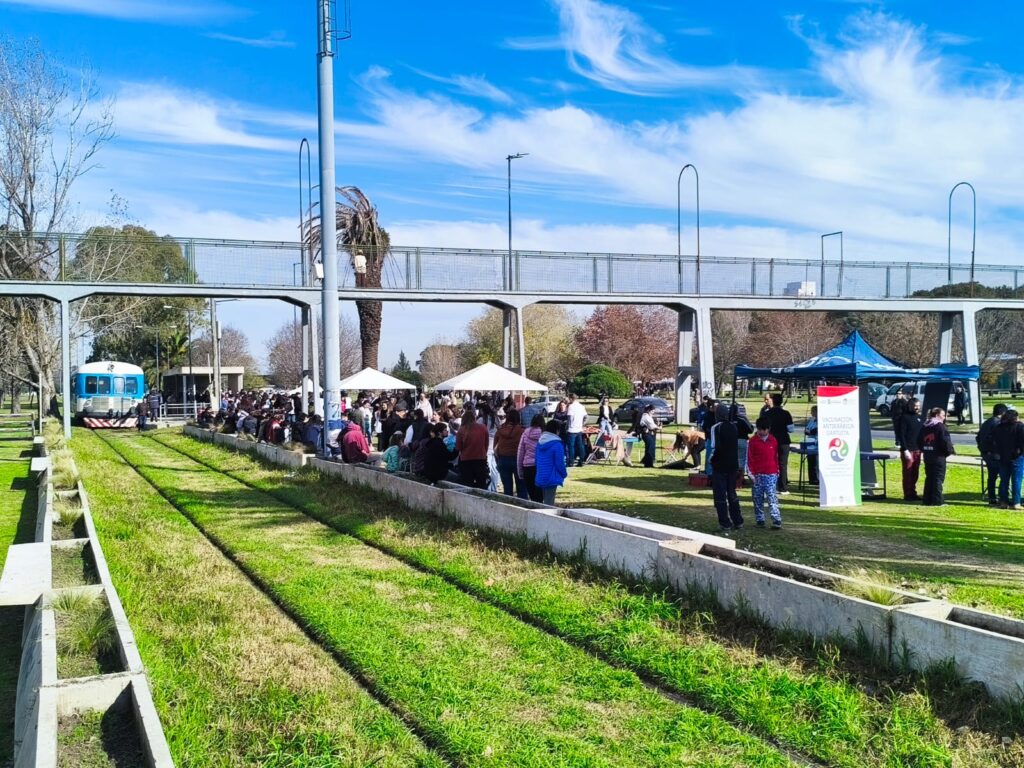 FCVUNLP's tweet photo. El Equipo de Salud, la Secretaría de Extensión y estudiantes de nuestra Facultad participaron de la puesta en marcha del Tren Sanitario de la UNLP, una iniciativa territorial destinada a acercar acciones de promoción, prevención y atención de la salud https://t.co/75fU7HyZAc https://t.co/rSsa6TLPP1