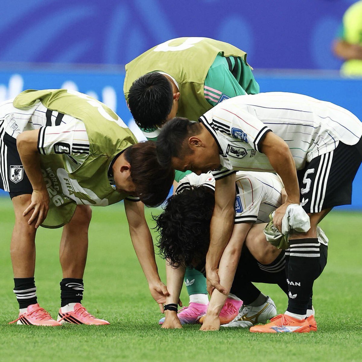 RMCF_Minuto93's tweet photo. 田中碧を慰める日本代表の選手たち

#サッカー日本代表 https://t.co/dknEeAa8MK