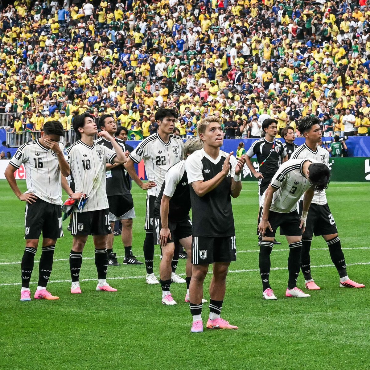bosunatiklama's tweet photo. Japonya Teknik Direktörü Hajime Moriyasu ve futbolcular taraftarlarından özür diledi. https://t.co/9dCe4tpZ64