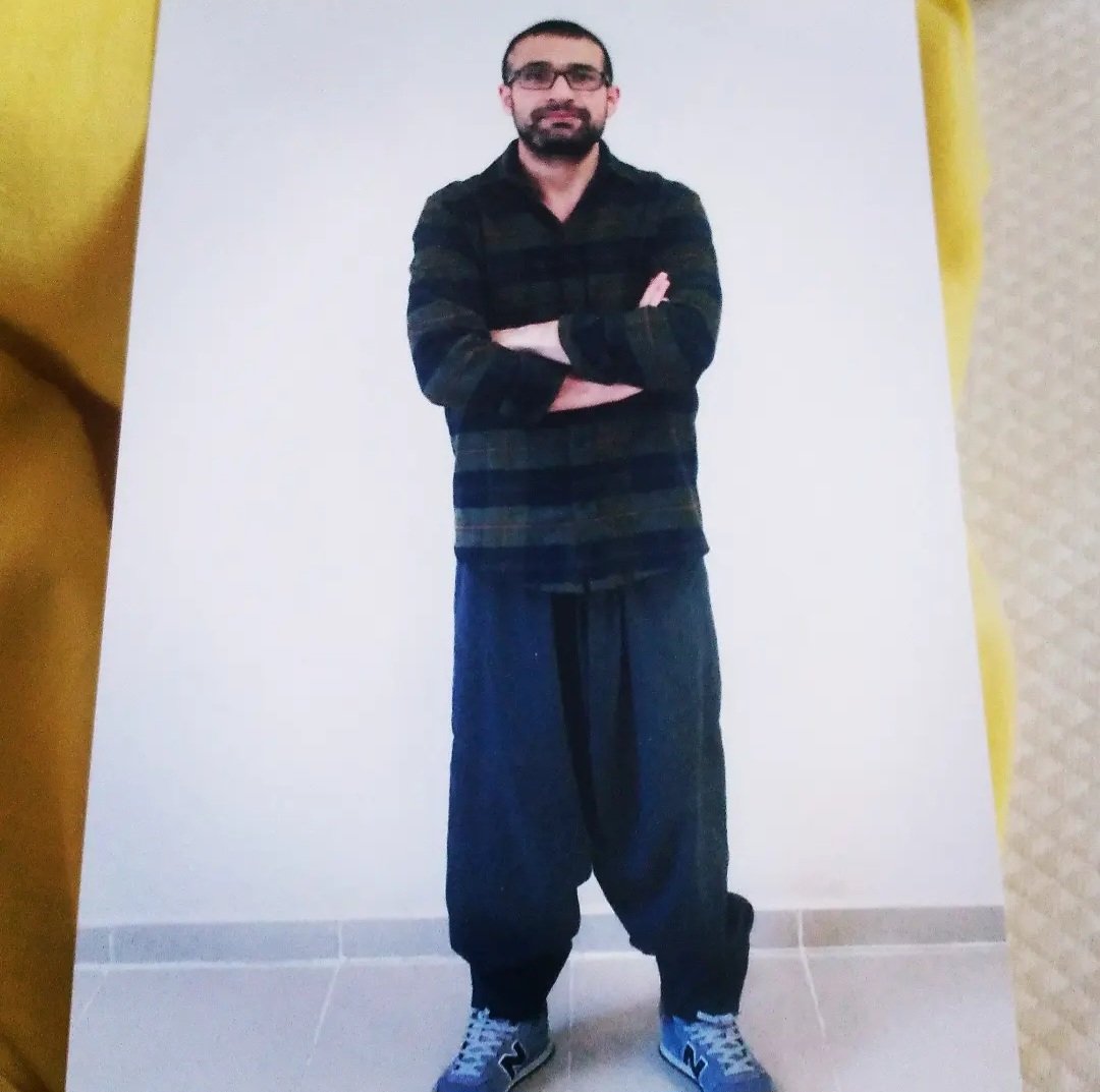 ZindanGundem's tweet photo. Erkan Benli Nusaybindeki özyönetim sürecinde tutuklandı, uzun süredir cezaevinde bulunuyor. Sanatıyla tanınan Benli'nin hikâyesi birçok kişi tarafından hafıza, kültür ve adalet tartışmalarının bir parçası olarak görülüyor. Unutulmamalı sanatın sesi her koşulda yaşamaya devam eder https://t.co/trddrlpdHC
