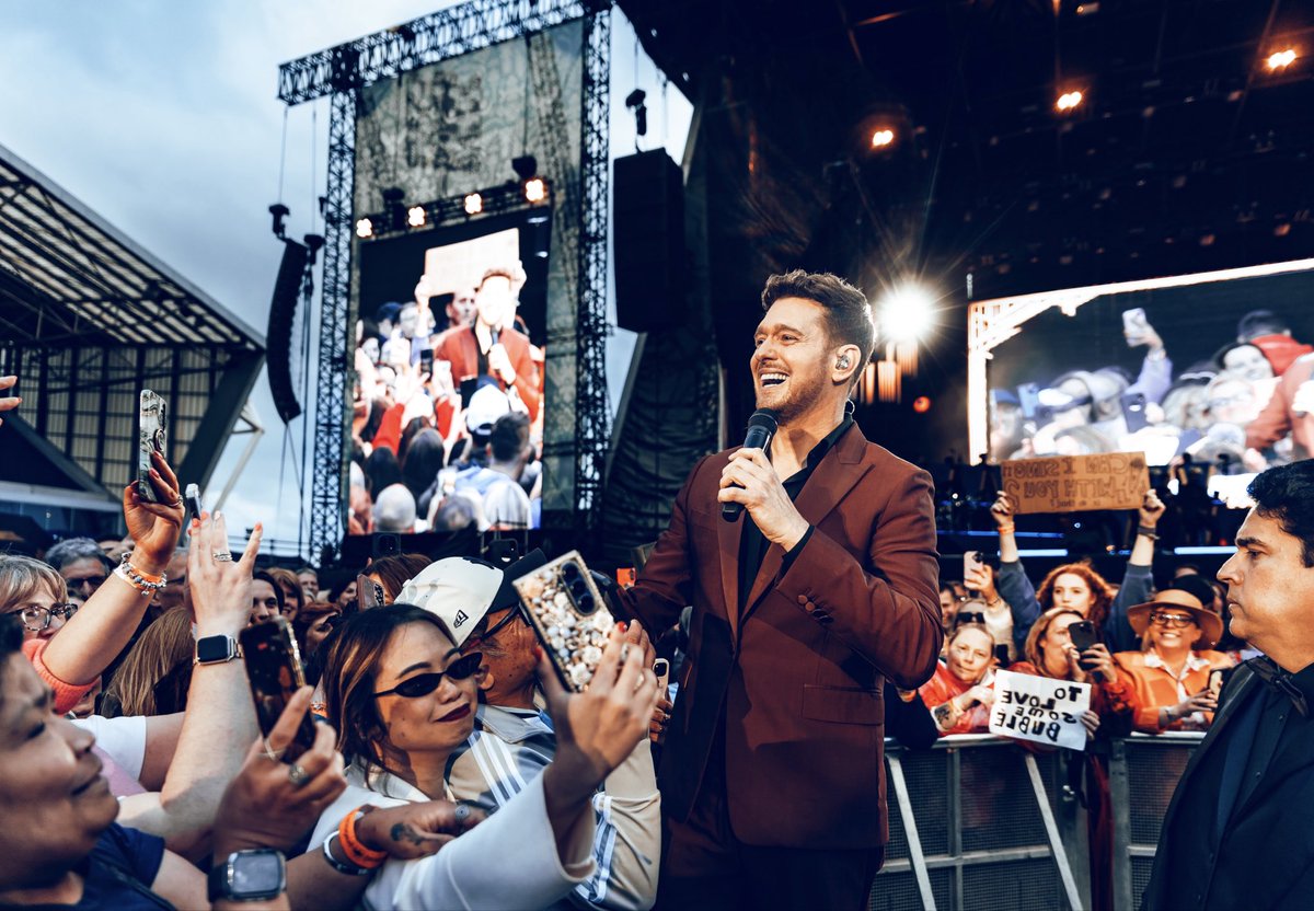 MichaelBuble's tweet photo. Some places are beautiful. Some crowds are unforgettable. Every once in a while, you get both at the same time. I’ll carry last night with me for a long time. Thank you, Limerick for making my family and I feel so welcomed. 🇮🇪 ❤️ https://t.co/ywehteDaTC
