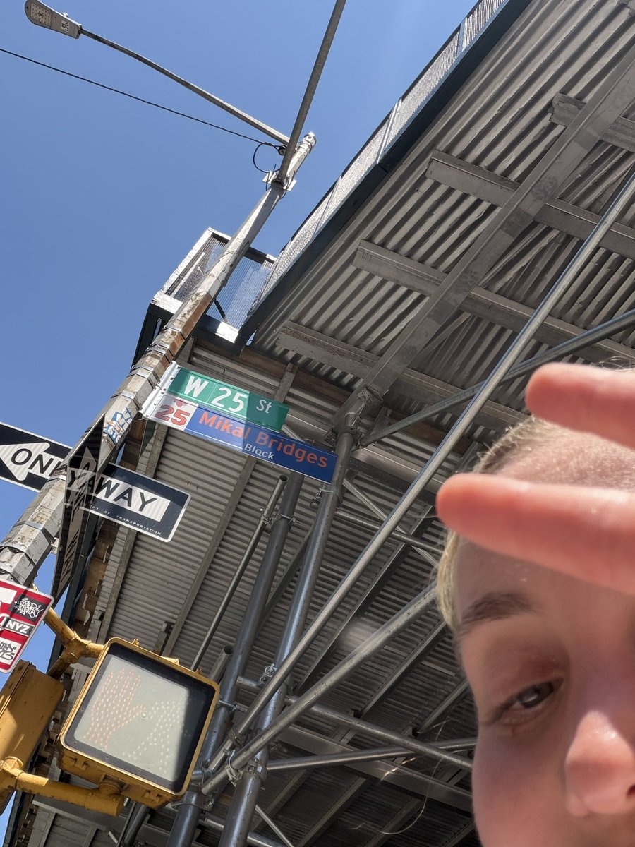 theAlexaEffect's tweet photo. Paid my respects to the king @mikal_bridges https://t.co/99To9NjMp5