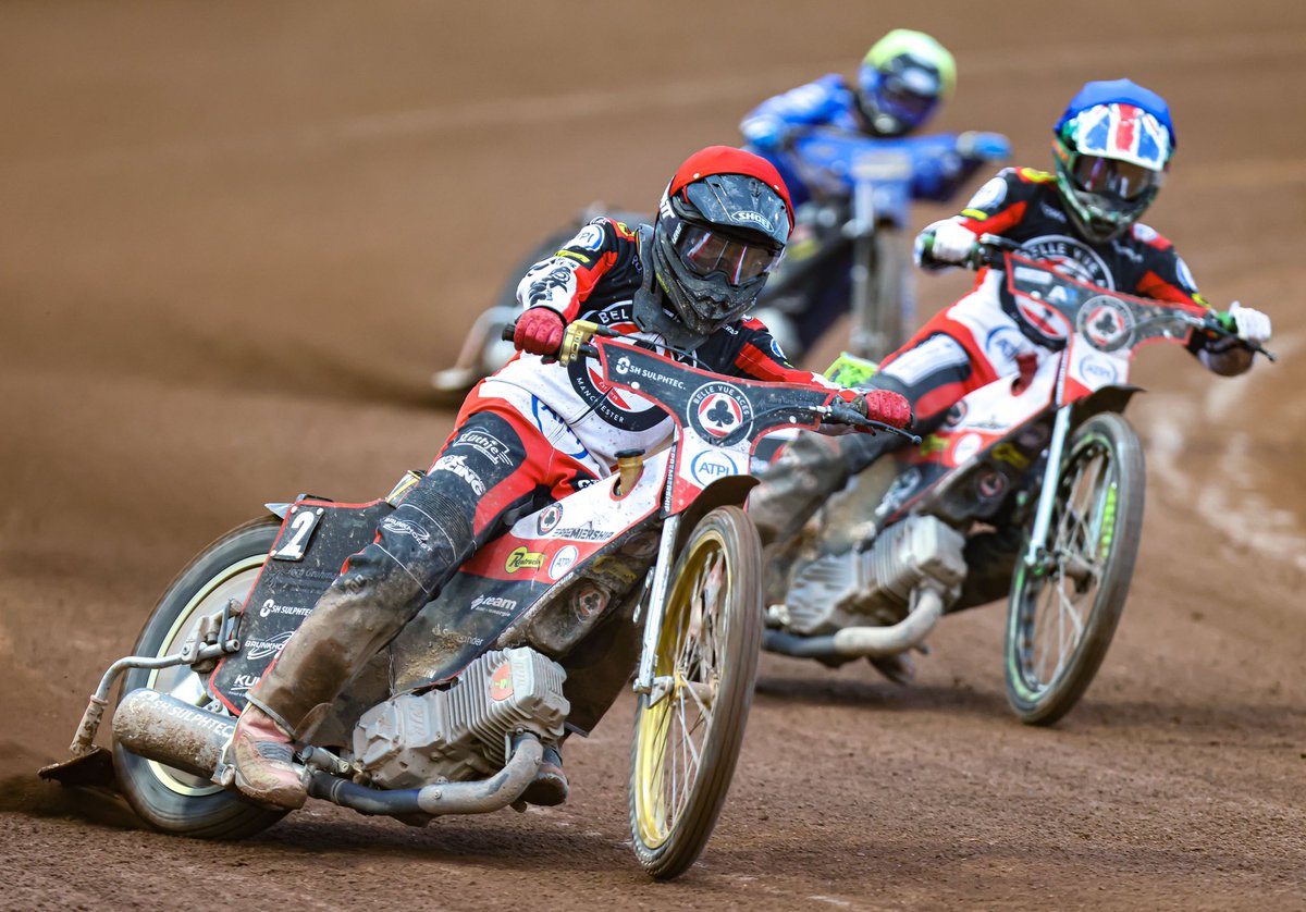 TheAces's tweet photo. 🏁 𝗟𝗔𝗧𝗘𝗦𝗧…
♣️ 37-29 ⭐️

8️⃣ Blodorn bounces back with a win and is joined by Cairns for a max.
9️⃣ 3-3 - Z Cook and Kildemand cancel out Stars tac sub.
🔟 4-2 - Kurtz leads with second place snatched from Blodorn on the run to the line. 
1️⃣1️⃣ Stars pull back four points courtesy of Fricke and Harris.

🎥 https://t.co/LKEFpro2CN | 📸 @taylanningpix 
#britishspeedway #Manchester♣️