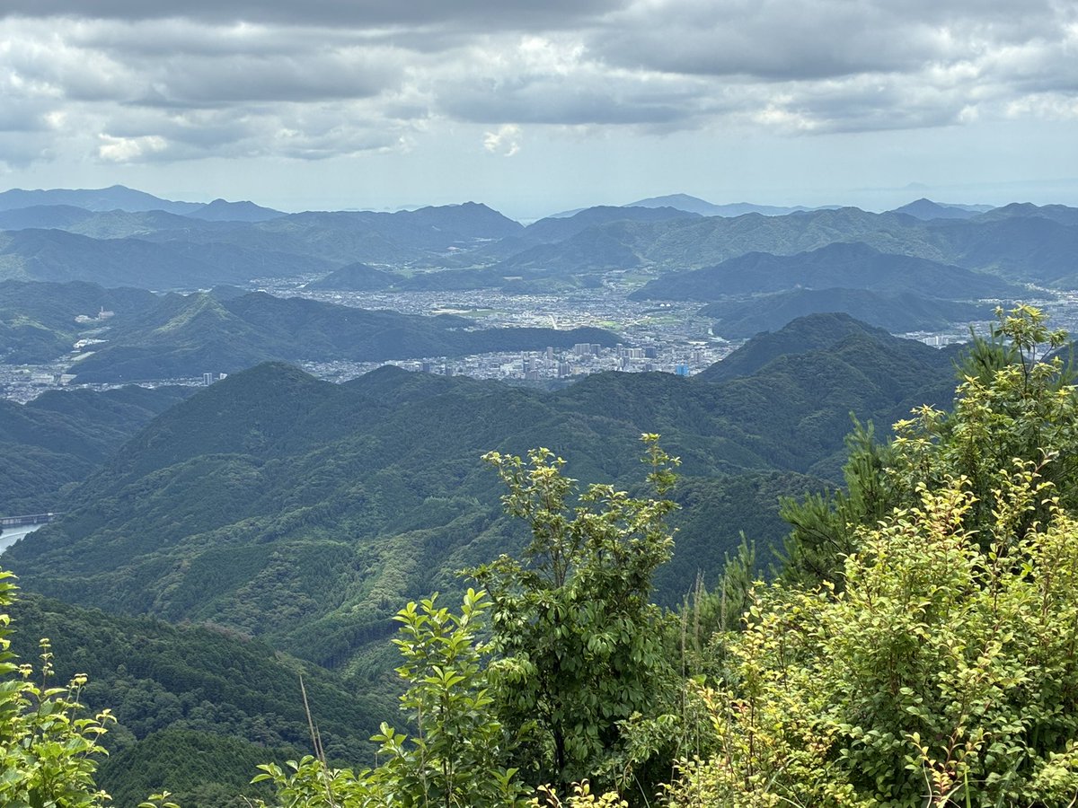 renoboul's tweet photo. 東鳳翩山の山頂で万年筆の一発描きスケッチ。帰宅後PCでデジタル画に仕上げてみた。
山口市ってほんっとうに幾重もの山々に囲まれているんだなあって実感！
#Illustration_training #RenoBoul #イラスト修行 #レ昇る #No_25 #イラスト_装画_のお仕事募集中 https://t.co/DxLTP64Fvp