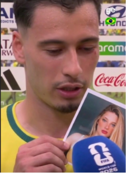 balotaromantico's tweet photo. Martinelli na entrevista depois do jogo mostrando uma foto da namorada e homenageando ela

ele é um dos nossos https://t.co/4SL2qVUqab