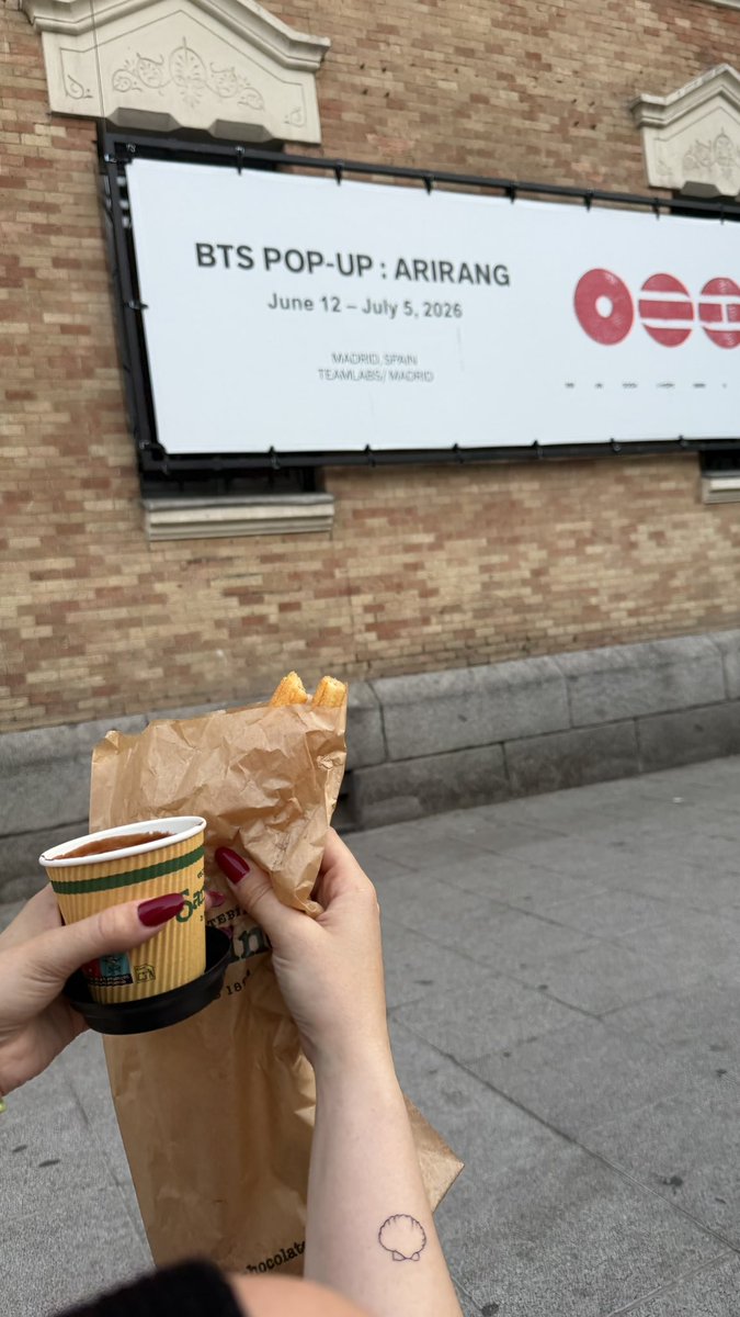 decaleuphoria's tweet photo. Gira che ti rigira mi sono ritrovata a mangiare i churros davanti al pop up dei bangtan https://t.co/9iAnLmKzOZ
