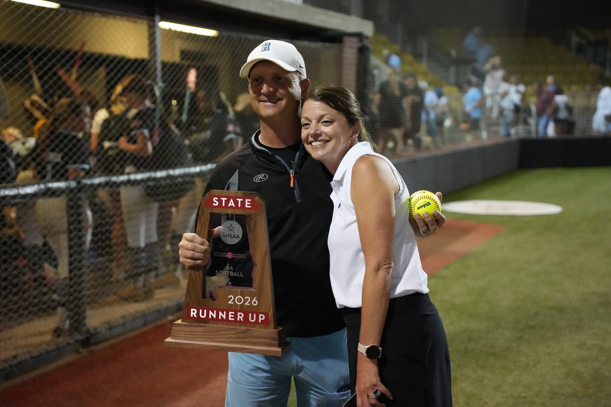 andrewtsimonson's tweet photo. Helena softball coach Mark Sanders is the Shelby County Coach of the Year for the third-straight season after helping the Huskies dig deep to meet their new standard of reaching the state finals.

Coach of the Year: https://t.co/WwcKhMNEZm https://t.co/UZJETG5eOR