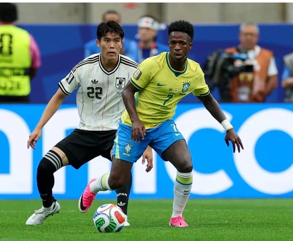 Cleinfos's tweet photo. #CM2026 Le Brésil a décroché son billet pour les huitièmes de finale  après une victoire renversante (2-1) face au Japon. Menée depuis la 29e minute, la Seleção a réagi grâce à Casemiro avant que Martinelli offre la qualification aux siens dans le temps additionnel.
#clesinfos https://t.co/tifqrCH4AS