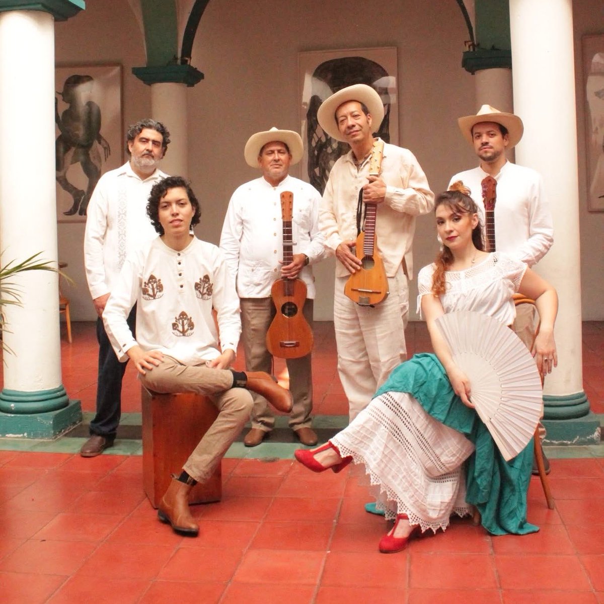 Fonarte's tweet photo. Son de Madera es un grupo clave en el son jarocho, fundado en 1992 en Xalapa, Veracruz, por Ramón Gutiérrez Hernández. Su estilo mezcla la tradición del son jarocho con elementos contemporáneos, como el contrabajo, y llevan más de 30 años promoviendo esta música. https://t.co/yshlPQQpp5