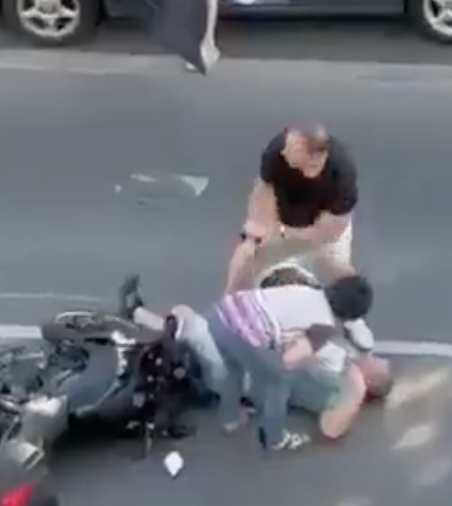 TillGinn's tweet photo. @LeDirectInfo regardez-le à 0'42, mettre son brassard en loucedé, pour raconter son petit mensonge à l'IGPN... https://t.co/hkCPLdZ9TO