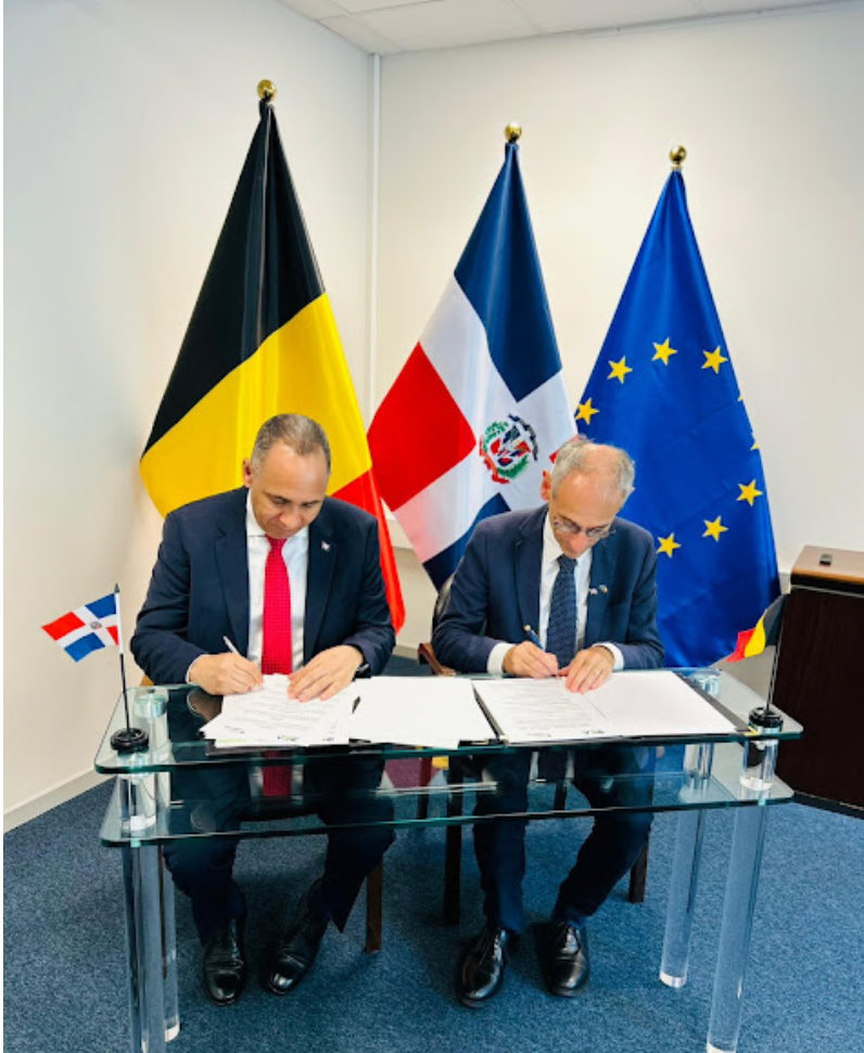 WilsonAleman25's tweet photo. República Dominicana 🇩🇴 y Bélgica 🇧🇪 firman Memorando de Entendimiento para fortalecer la Cooperación Aduanera y Combatir la Delincuencia Organizada Transnacional. Aplausos para nuestro Director @nelsonarroyop. 👏👏👏👏👏 https://t.co/ZiEAsY5AUS