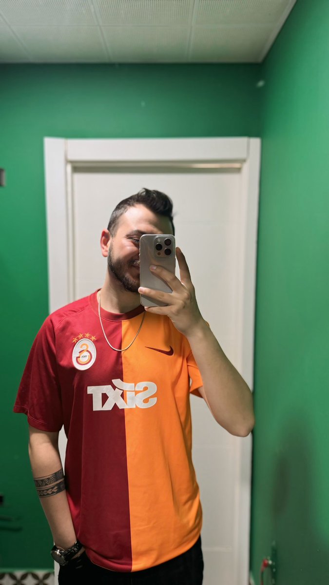 Bilecenoglu06's tweet photo. Galatasaray maçı izlemeyi özledik ❤️💛 #galatasaray https://t.co/mhAYlLF9Zs