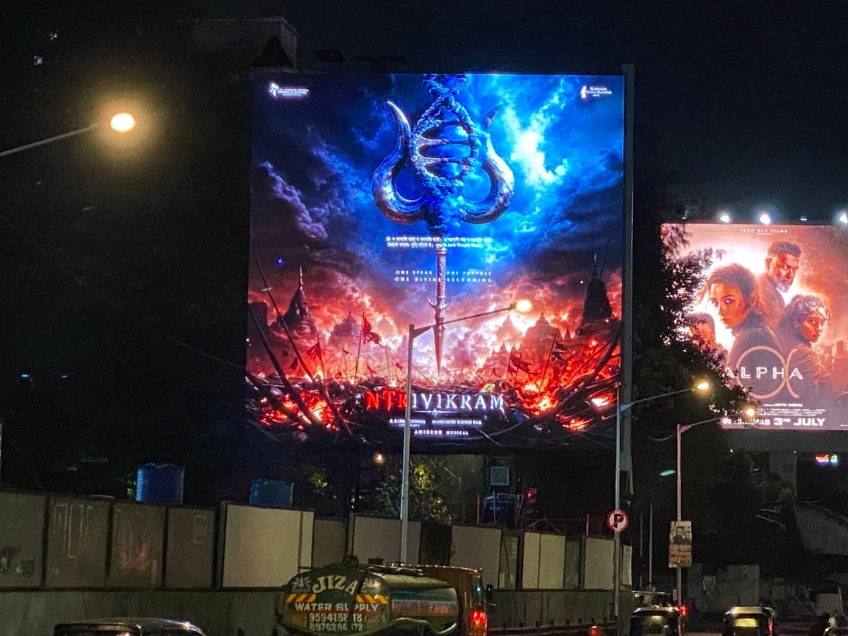 NtrMurali9999's tweet photo. Man of Masses @tarak9999 Anna #NTRxTrivikram announcement poster takes over the iconic Andheri Link Road LED board in Mumbai🔥💥✊

This is just the beginning…💥

Many more hoarding updates will be updated by tomorrow.

#GOW #GodOfWar @NANDAMURIKALYAN @vamsi84 @haarikahassine @NTRArtsOfficial