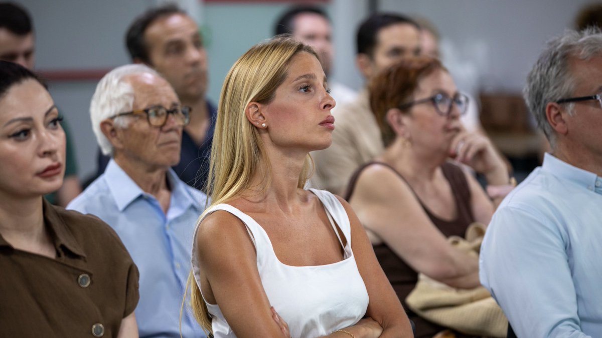 madrid_vox's tweet photo. ‼️ VOX no para de crecer. Cientos de españoles se unen cada mes a la ola del sentido común.

Hoy hemos dado la bienvenida a los nuevos afiliados de VOX Madrid. 

¡Gracias al compromiso de tantas personas la reconquista se hará realidad! https://t.co/aNOJV3mMA0