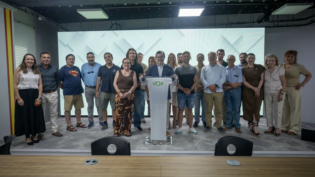 madrid_vox's tweet photo. ‼️ VOX no para de crecer. Cientos de españoles se unen cada mes a la ola del sentido común.

Hoy hemos dado la bienvenida a los nuevos afiliados de VOX Madrid. 

¡Gracias al compromiso de tantas personas la reconquista se hará realidad! https://t.co/aNOJV3mMA0