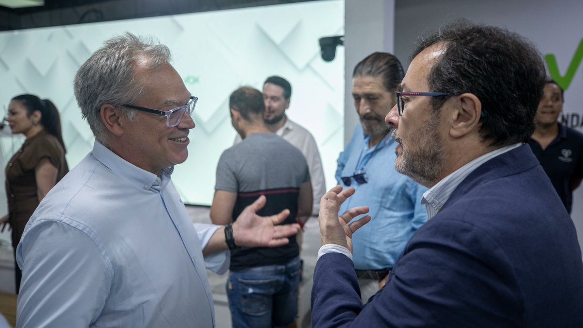 madrid_vox's tweet photo. ‼️ VOX no para de crecer. Cientos de españoles se unen cada mes a la ola del sentido común.

Hoy hemos dado la bienvenida a los nuevos afiliados de VOX Madrid. 

¡Gracias al compromiso de tantas personas la reconquista se hará realidad! https://t.co/aNOJV3mMA0
