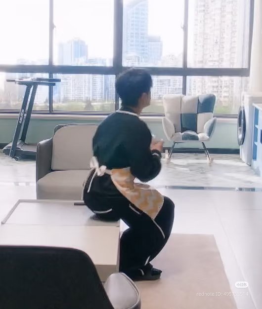 reynaaie's tweet photo. the bow on his back 🎀 very coquette, very demure of him https://t.co/6zGe4ThNwz