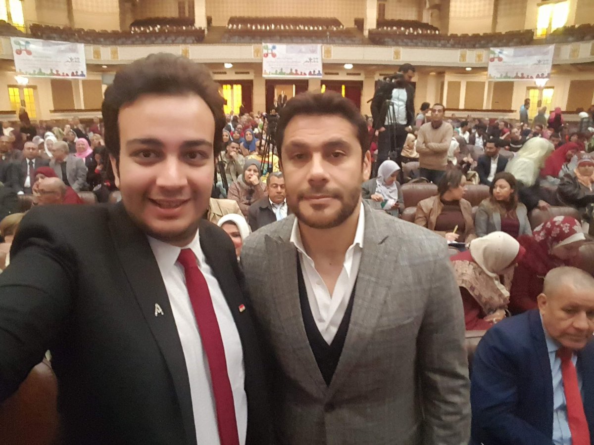 Ahmedkhaled's tweet photo. حصلي نفس الموقف وبعت الصورة لصحابي اللي بيتابعوا كورة
وقالولي ده انت متصور مع العميد يا بني!
قولتلهم عميد كلية ايه؟
قالولي عميد لاعبي العالم

فكرته عميد كلية او اكاديمية بتدرب اللعيبة اسمها لاعبي العالم

لحد ما سرشت على جوجل وفهمت اني في الطراوة كروياً خالص 😅😅 https://t.co/MJOReCqs90