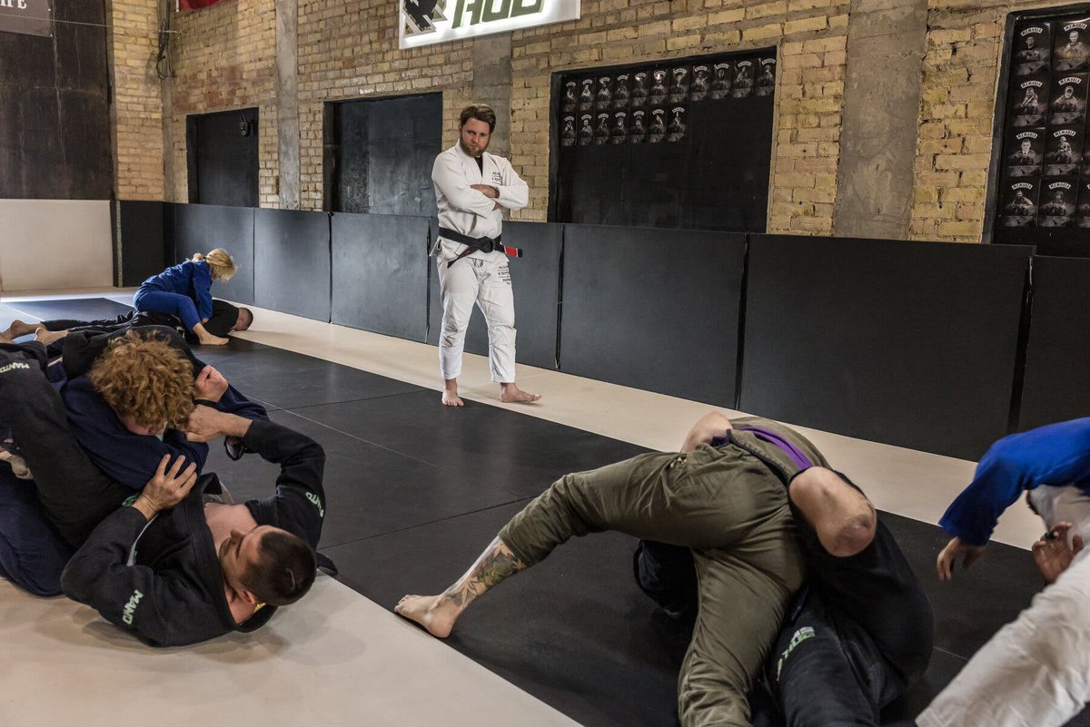 Mylovanov's tweet photo. Ukraine now has 100,000 people with amputations.

Volodymyr Kuzmenko lost a leg. Bohdan Ivasyshyn lost an arm and an eye. Oleksandr Yaremenko lost a leg.

They are returning to life: wakeboarding, jujitsu, running, mountains, service — NYT. 1/ https://t.co/SY6UqAyLqC