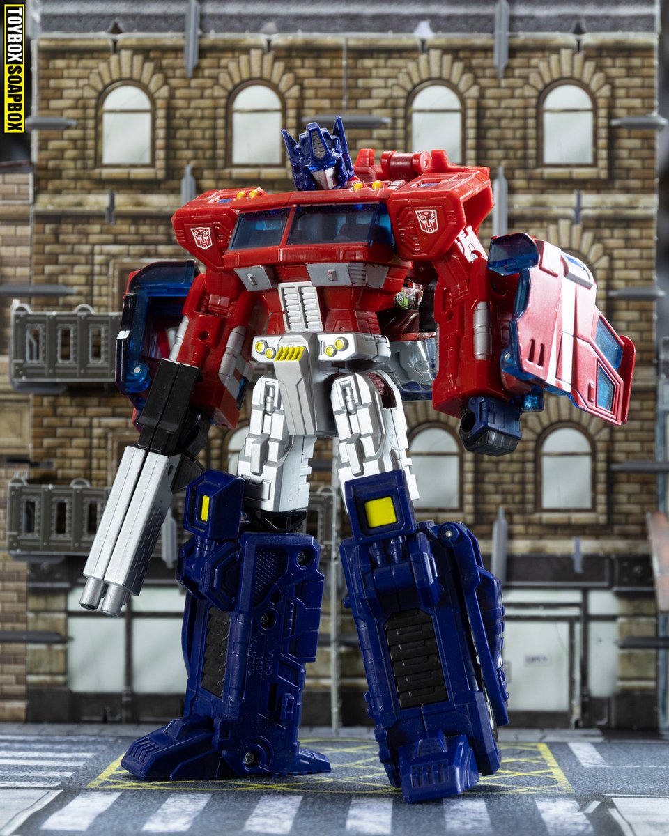 ToyboxSoapbox's tweet photo. 2026 marks 20 years since the Transformers Classics toyline was released in 2006. It's now "vintage". 😭

(Yes I know some of these are technically Henkei, no I don't care.) https://t.co/dn4XzGkdfr