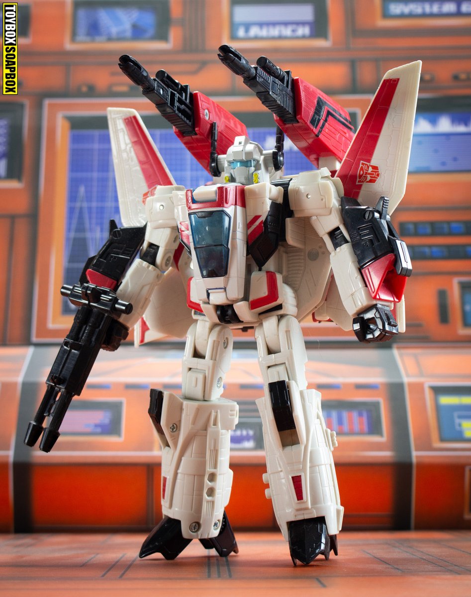 ToyboxSoapbox's tweet photo. 2026 marks 20 years since the Transformers Classics toyline was released in 2006. It's now "vintage". 😭

(Yes I know some of these are technically Henkei, no I don't care.) https://t.co/dn4XzGkdfr