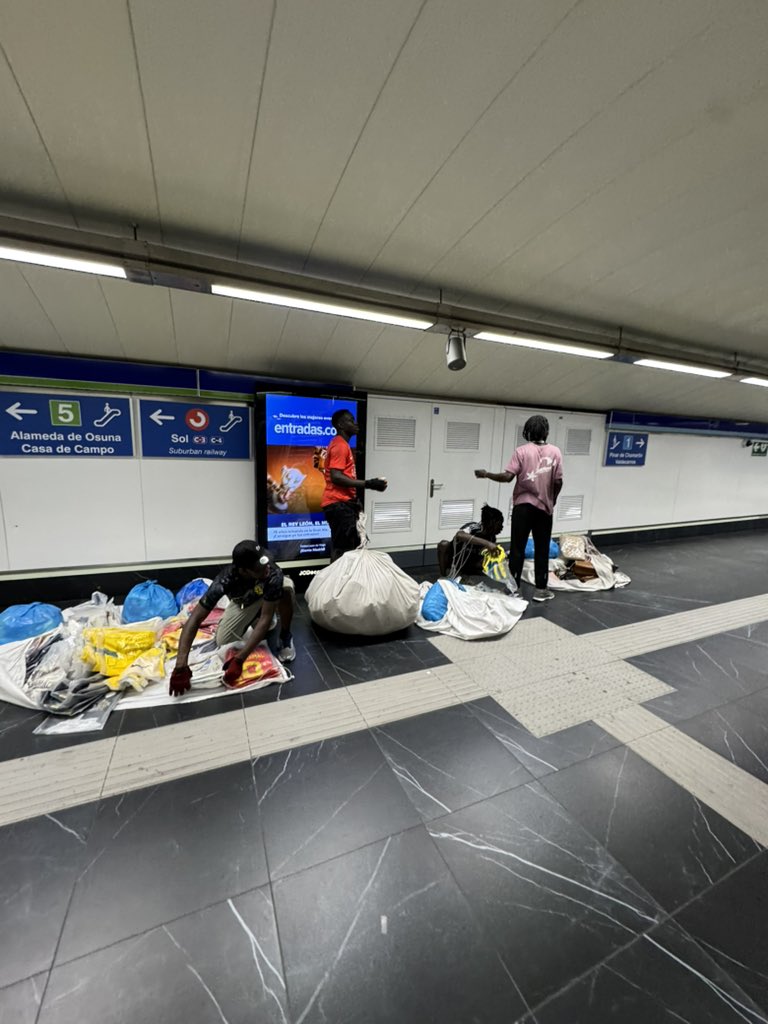DavidHernasanz's tweet photo. Esto es una vergüenza. Vendiendo de manera ilegal a su libre albedrío.

El de seguridad delante de ellos sin hacer nada. 

📍 Estación de Gran Vía a plena luz del día 

@metro_madrid https://t.co/HGEO78xKbP