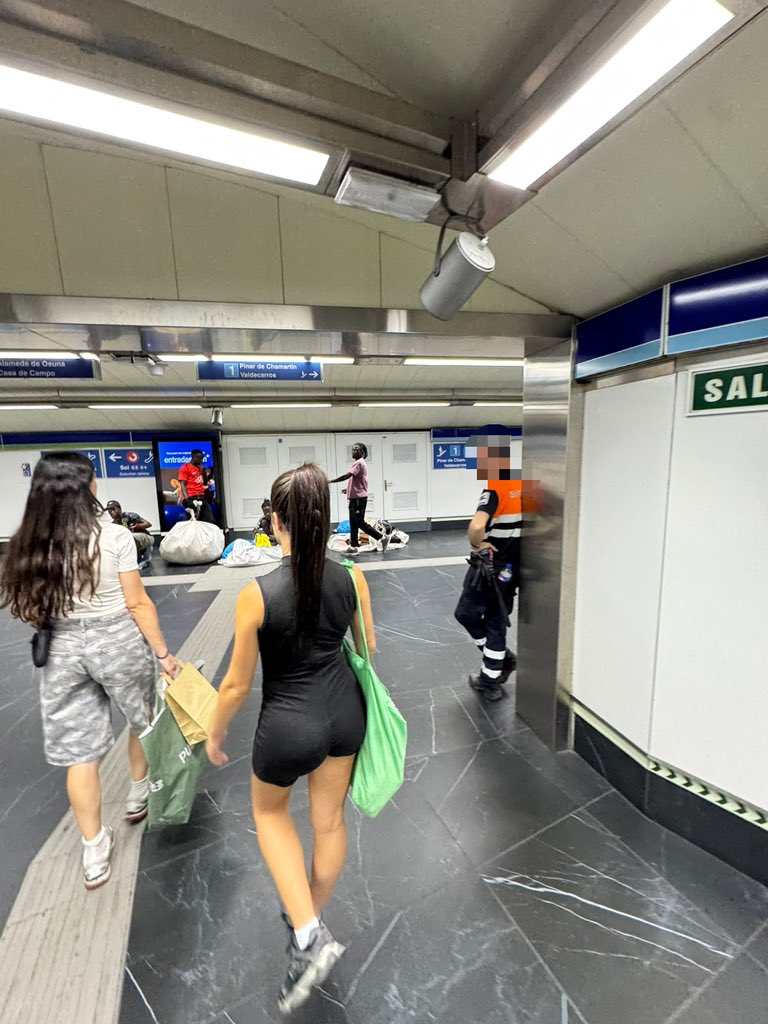 DavidHernasanz's tweet photo. Esto es una vergüenza. Vendiendo de manera ilegal a su libre albedrío.

El de seguridad delante de ellos sin hacer nada. 

📍 Estación de Gran Vía a plena luz del día 

@metro_madrid https://t.co/HGEO78xKbP