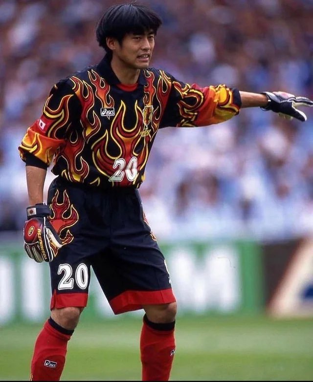 Percless's tweet photo. Cuando pienso en Japón pienso en cómo alcanzo el pico estético del fútbol en el mundial del 98. Cómo vas a jugar con esa equipación. No se ha hecho otra igual. https://t.co/nYCcmOsYpG