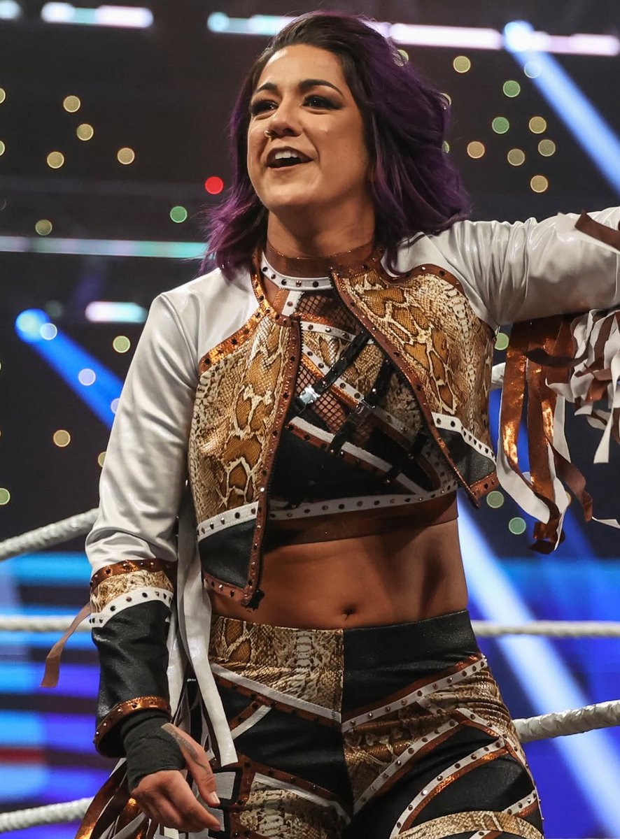 WrestlingWCC's tweet photo. Paige caught Bayley in the middle of a photoshoot backstage  📸 https://t.co/j6gfy8rHdG