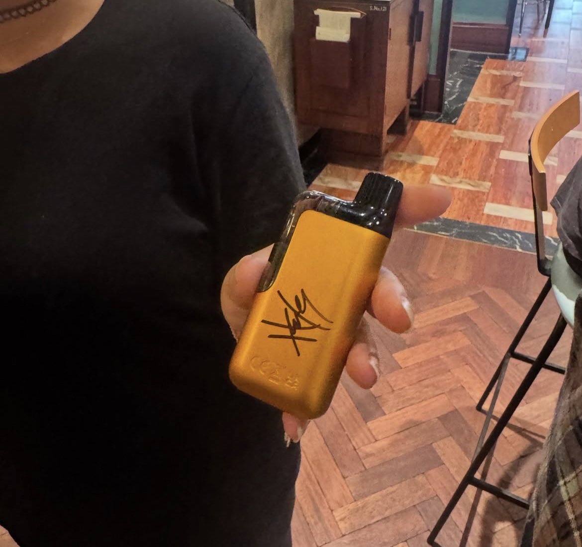 missparamourr's tweet photo. hayley signing a vape 😭 https://t.co/DrCtcfbSa5
