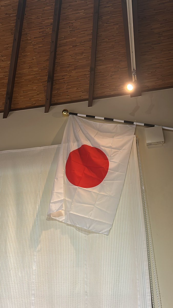 senpoooooo's tweet photo. 日本代表よく頑張った！
戦った！
負けて涙する国民の人数。
これがひとつの要因かもしれない。
にわかが悪いわけではないが、やっぱりW杯前だけじゃなくずっと応援している国民の違い。
娯楽や熱狂するスポーツがたくさんある日本では仕方がない部分ではある。
選手、監督、協会だけの責任では無い。 https://t.co/rV41EXAlh5