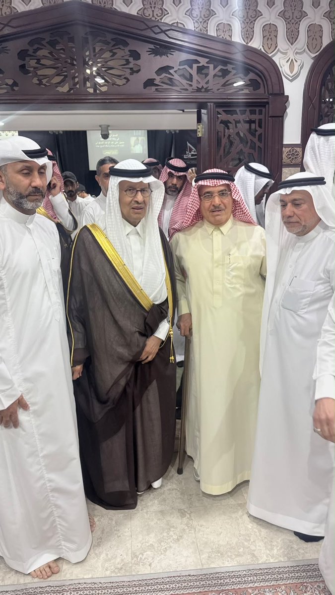IdreesAldrees's tweet photo. صاحب السمو الملكي الأمير عبدالعزيز بن سلمان وزير الطاقة في زيارة إلى القطيف في الخويلدية وسنابس وتاروت وصفوى معزياً في شهداء طائرة أرامكو  يرحمهم الله ويعظم اجر أهاليهم . https://t.co/vPBDlWiMXm