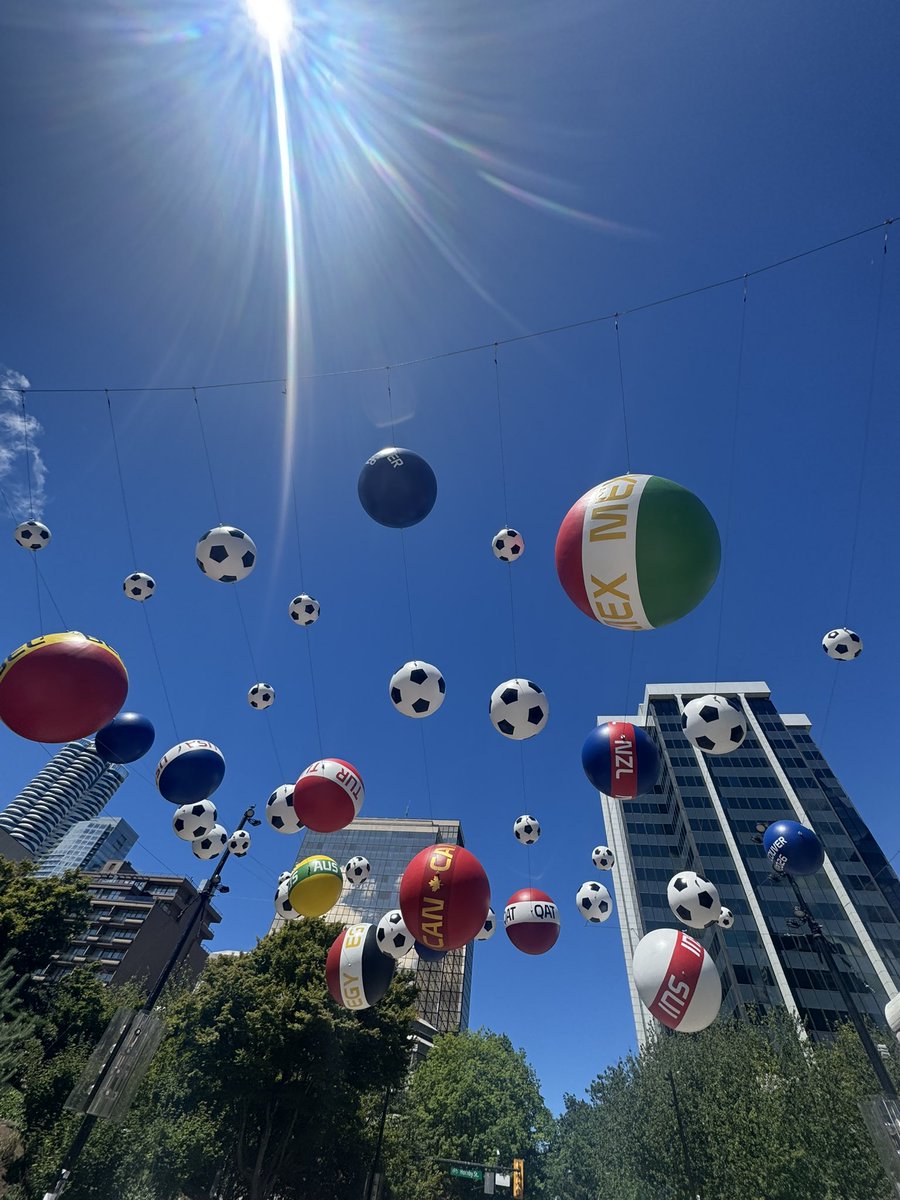 UscBruin's tweet photo. #WorldCup fever in Canada!  🇨🇦 https://t.co/qnDZtDwxJX