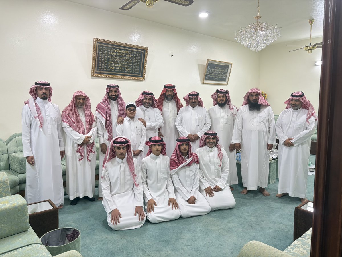 ksa_kf2's tweet photo. تشرفنا هذا المساء بزيارة كريمة من سعادة مدير عام الإدارة العامة للتعليم بمنطقة حائل الأستاذ عمر بن هجاد الغامدي ، يرافقه المساعد للشؤون التعليمية الدكتور فضي العنزي ، والمساعد للخدمات الأستاذ أحمد الغليقة ، ومستشار المدير العام الأستاذ يحيى العماري ، إلى منزل والدنا في بدائع السبعان بمنطقة حائل الشيخ سعود بن خلف العفنان -رحمه الله- ، وذلك بدعوة كريمة من الأستاذ عبداللطيف العفنان.

كانت زيارة اجتماعية طيبة سادها الود وتبادل الأحاديث ، ونسأل الله أن يديم المحبة والألفة ، وأن يجزي الأستاذ عمر الغامدي وزملائه خير الجزاء على كريم حضورهم وتشريفهم.