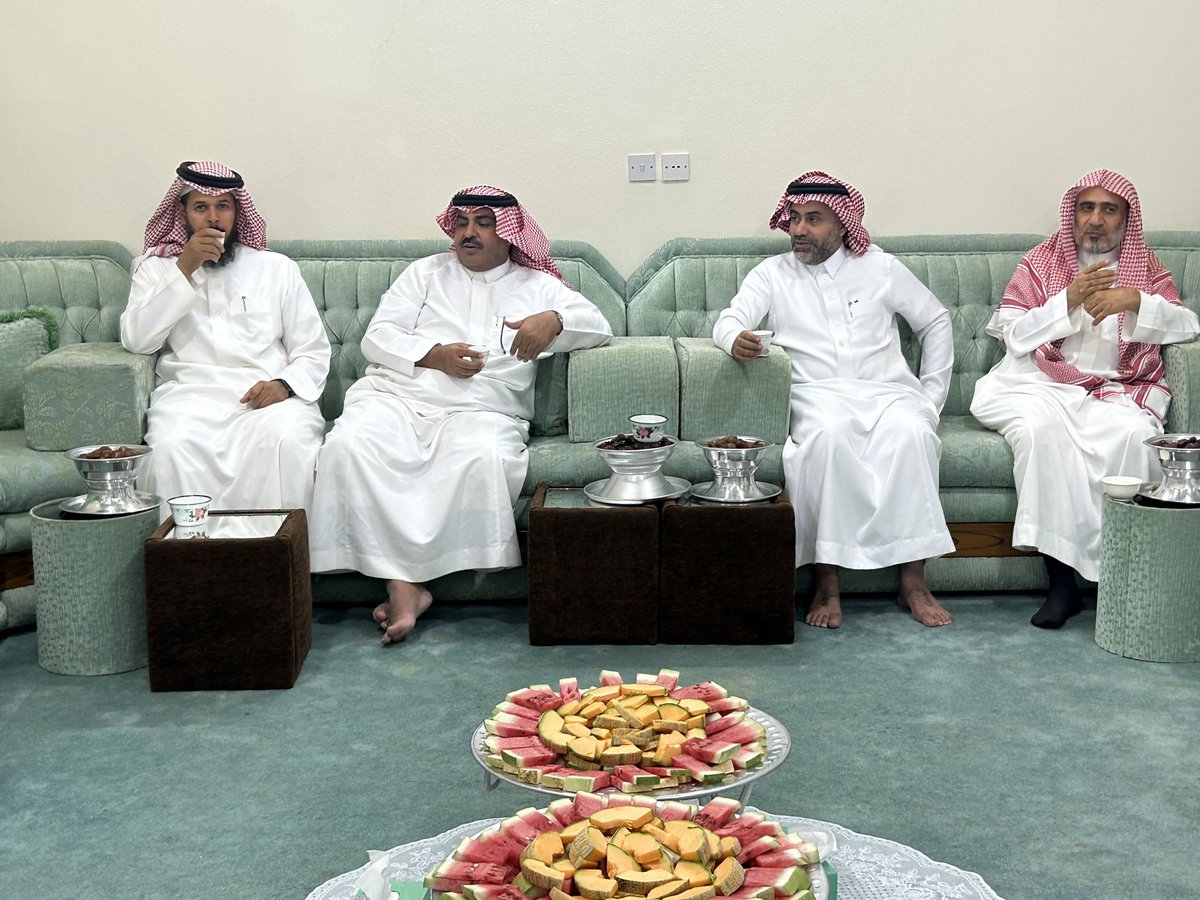 ksa_kf2's tweet photo. تشرفنا هذا المساء بزيارة كريمة من سعادة مدير عام الإدارة العامة للتعليم بمنطقة حائل الأستاذ عمر بن هجاد الغامدي ، يرافقه المساعد للشؤون التعليمية الدكتور فضي العنزي ، والمساعد للخدمات الأستاذ أحمد الغليقة ، ومستشار المدير العام الأستاذ يحيى العماري ، إلى منزل والدنا في بدائع السبعان بمنطقة حائل الشيخ سعود بن خلف العفنان -رحمه الله- ، وذلك بدعوة كريمة من الأستاذ عبداللطيف العفنان.

كانت زيارة اجتماعية طيبة سادها الود وتبادل الأحاديث ، ونسأل الله أن يديم المحبة والألفة ، وأن يجزي الأستاذ عمر الغامدي وزملائه خير الجزاء على كريم حضورهم وتشريفهم.