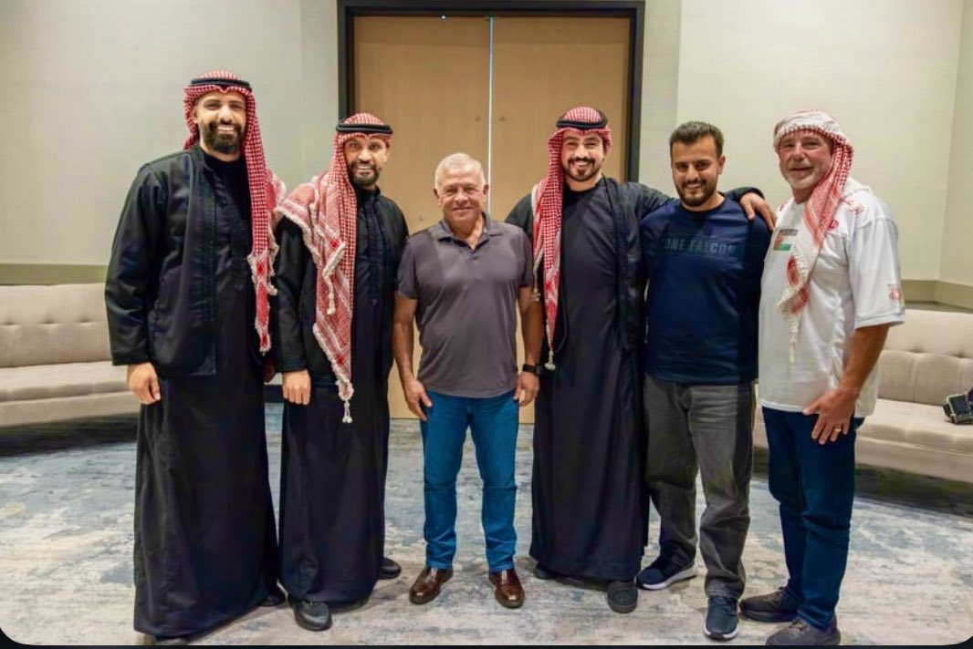 _jordan962's tweet photo. لم يستدعوهم في فعالية البيت الأردني بأمريكا ، 
وكرّمهم جلالة الملك 👏🏻.

هذا تقدير جهود الأردنيين المحافظين على هويتهم والمُبرزين لها بأفضل شكل . https://t.co/LUUeTo67Gi